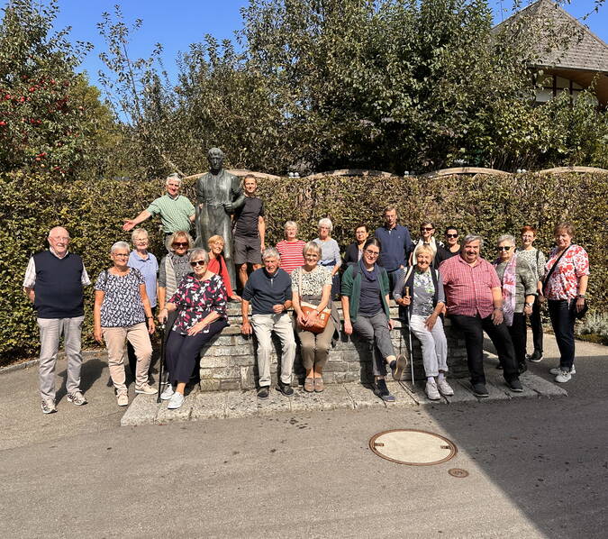 Die Gruppe aus Niederaula beim Gruppenbild mit "Uli der Knecht"