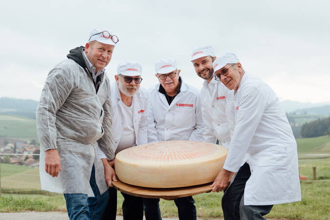 uebergabe_erster_emmentaler_aop_laib_welcher_schon_vorgereift_ist.jpg